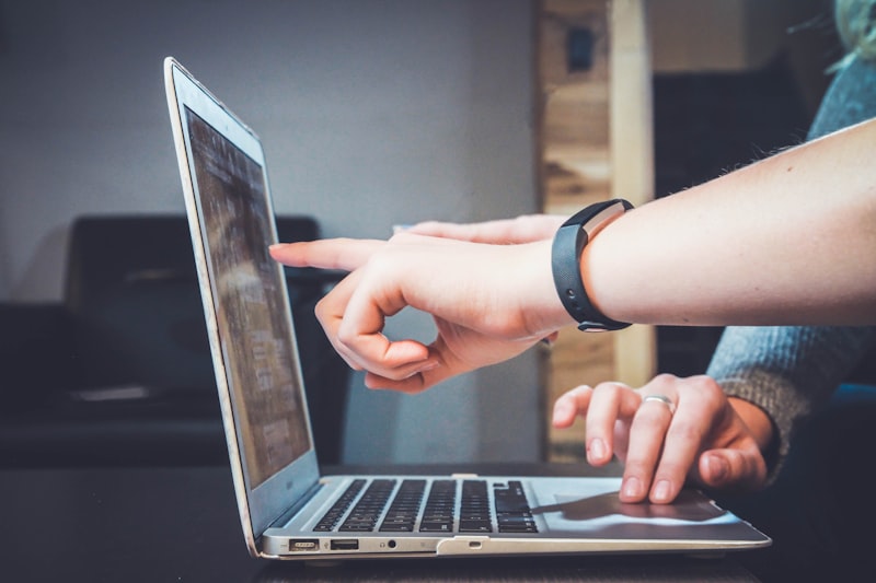 Ordinateur affichant un cours éducatif en ligne de haute qualité